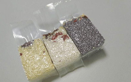 真空包裝袋為增加其性能通常采用多種材質(zhì)復(fù)合而成，常見(jiàn)的復(fù)合方法有：干法復(fù)合、擠出復(fù)合、共擠出復(fù)合、無(wú)溶劑復(fù)合、涂布復(fù)合、蒸鍍復(fù)合、熱熔膠復(fù)合等。其中干法復(fù)合是國(guó)內(nèi)復(fù)合真空包裝袋材料生產(chǎn)中應(yīng)用較為廣泛的，那么，真空包裝袋為什么大多采用干法復(fù)合？
